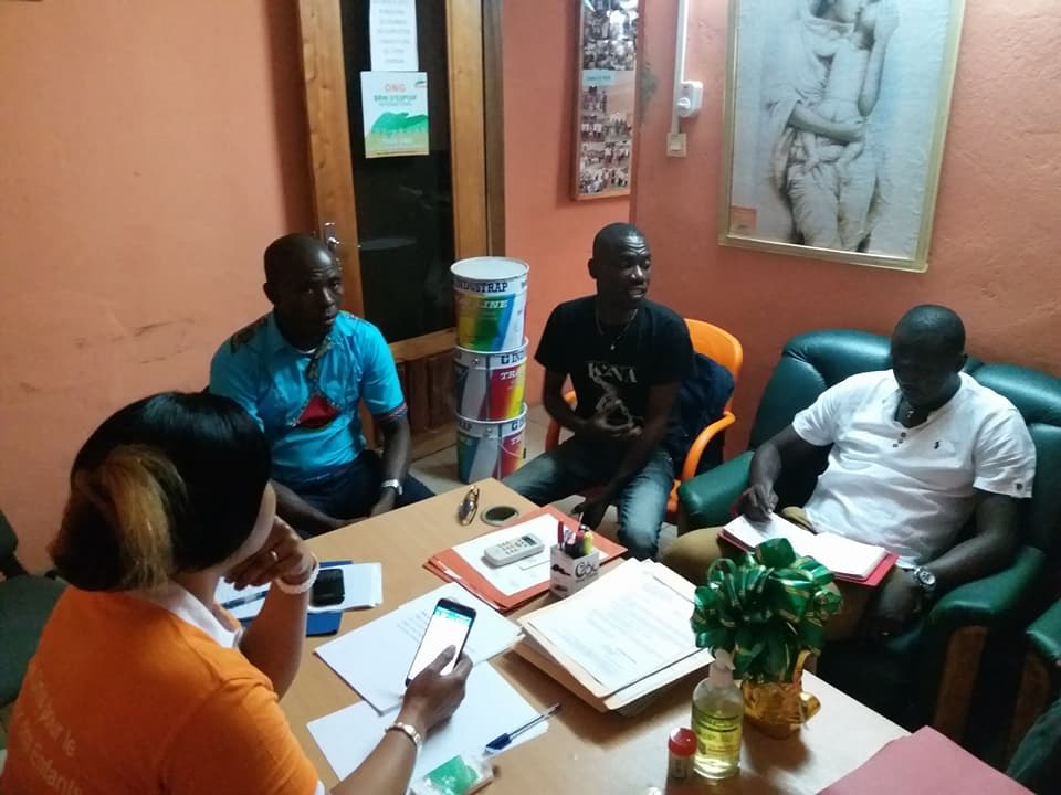 BRIN D'ESPOIR  offre 3 pots de peinture au centre d'observation des mineurs de la Maca