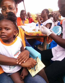 Séance de vaccination contre la méningite